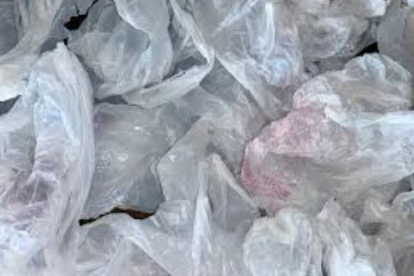 Feeding lightweight plastic materials. Feeding lightweight plastic materials.